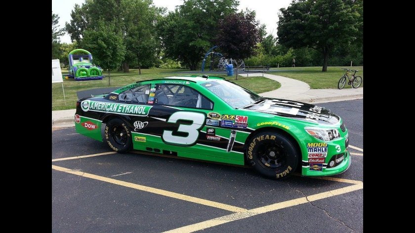 Гоночный автомобиль