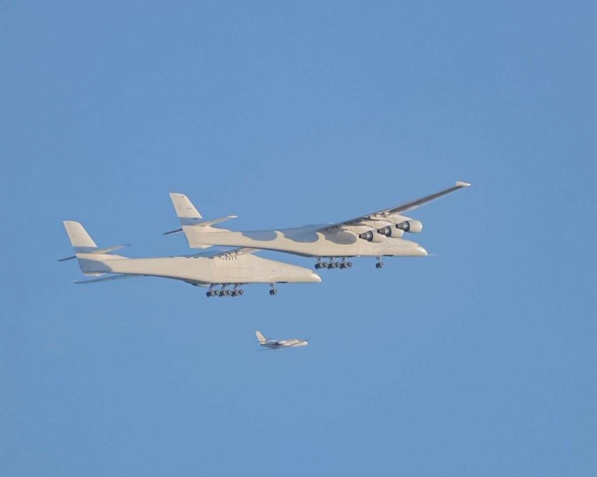 Двухфюзеляжный самолет Stratolaunch