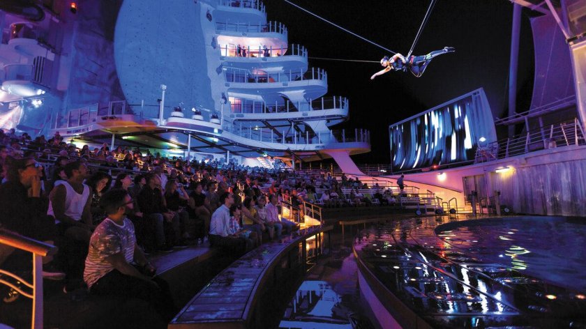 Вечернее шоу на лайнере