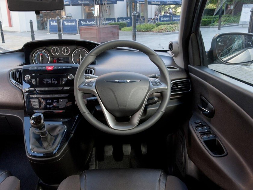 Chrysler Ypsilon интерьер