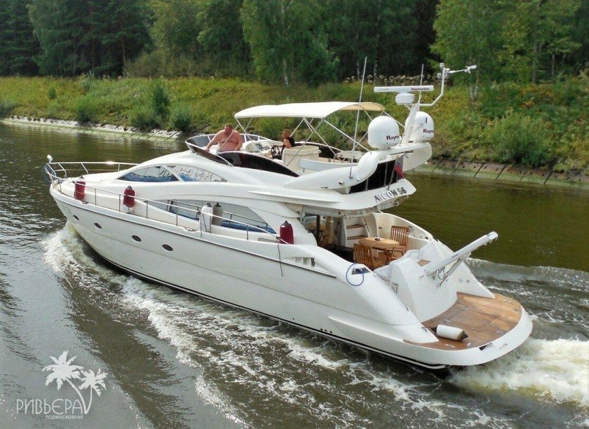 Прогулочная яхта