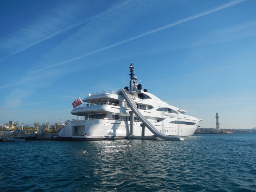 Прогулочная яхта