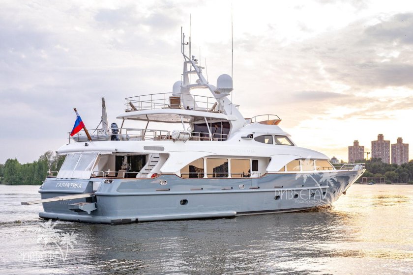 Яхта Азимут