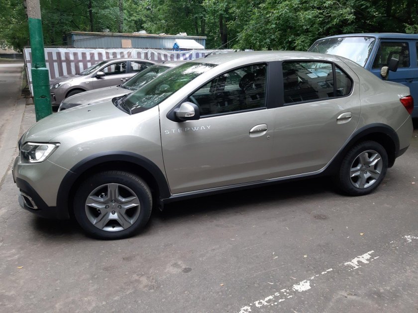 Рено Логан степвей светлый базальт