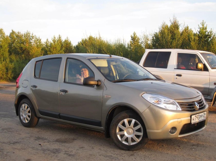 Рено Сандеро светлый базальт