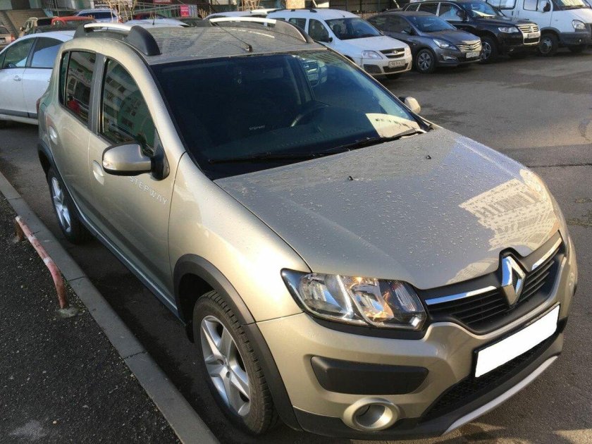 Темно зеленый Сандеро