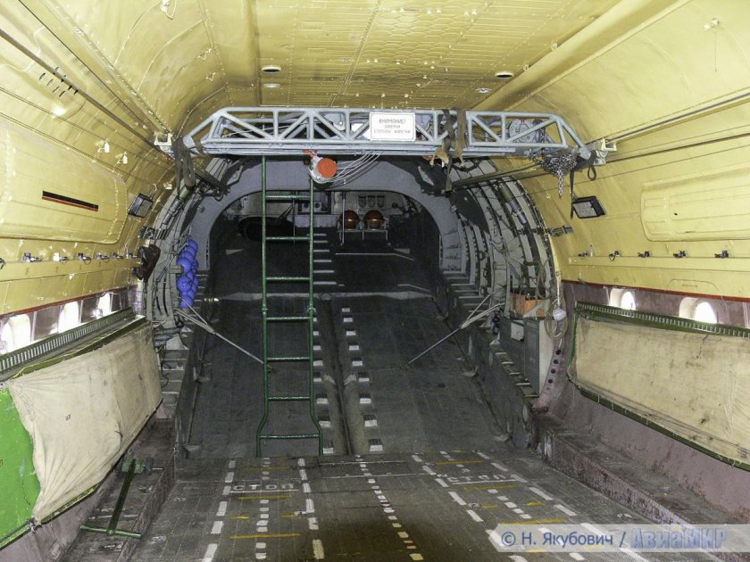 АН-12 грузовая кабина