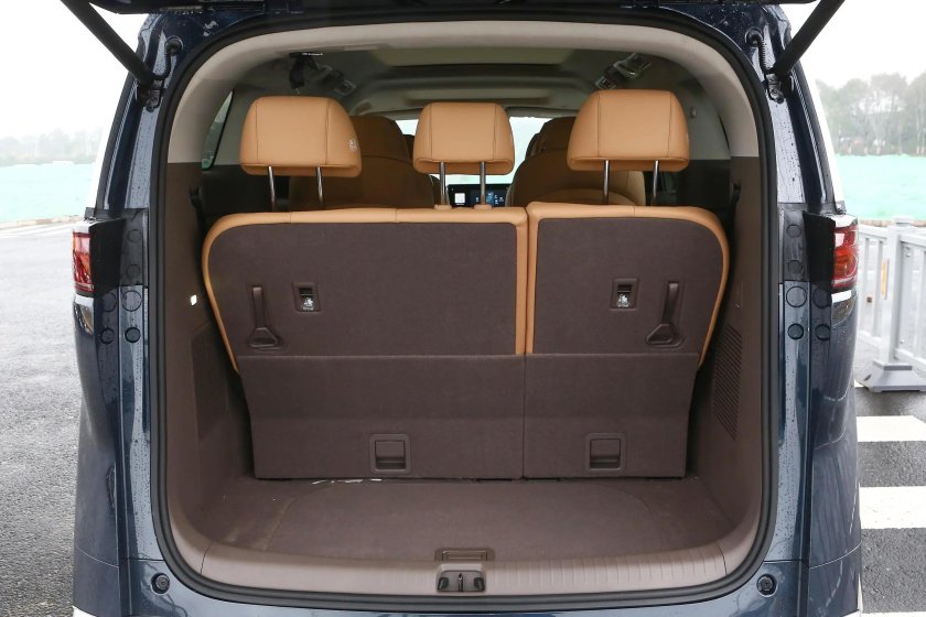 BYD минивэн Denza d9