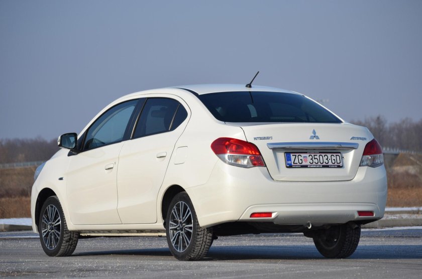 Mitsubishi Attrage 2015