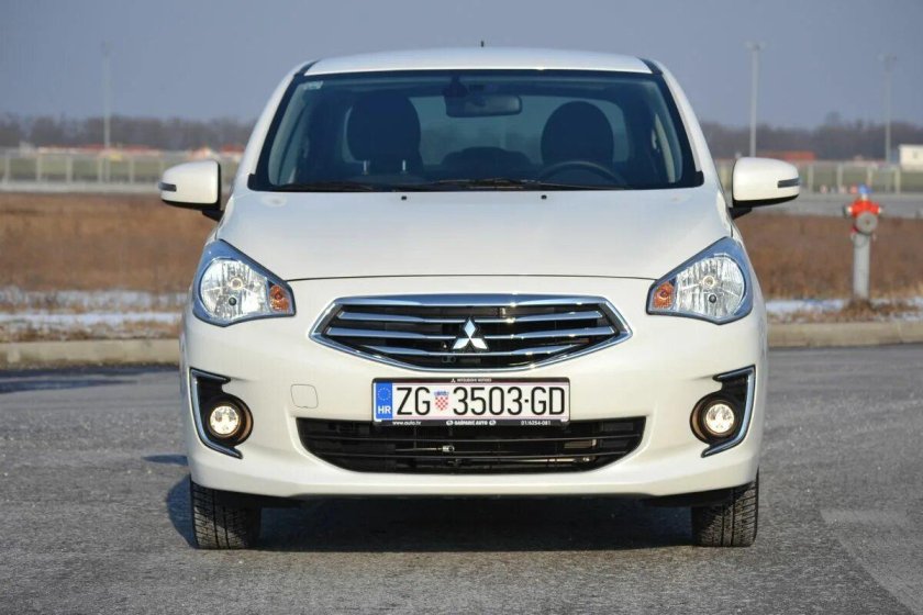 Mitsubishi Attrage 2015