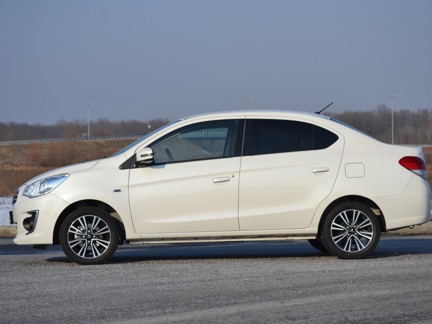 Mitsubishi Attrage 2015