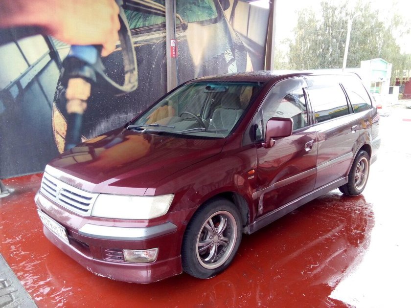 Mitsubishi Chariot 1998 2.4 бензин