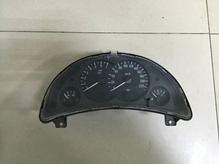 Опель Корса приборная панель