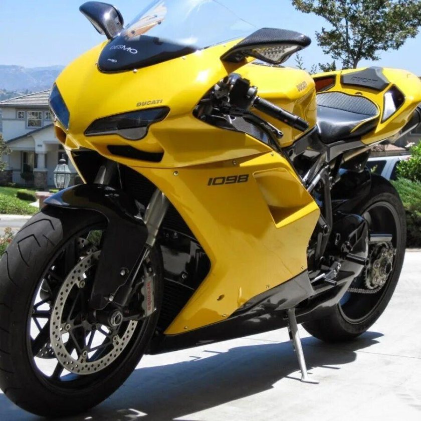 Мотоцикл Дукати желтый