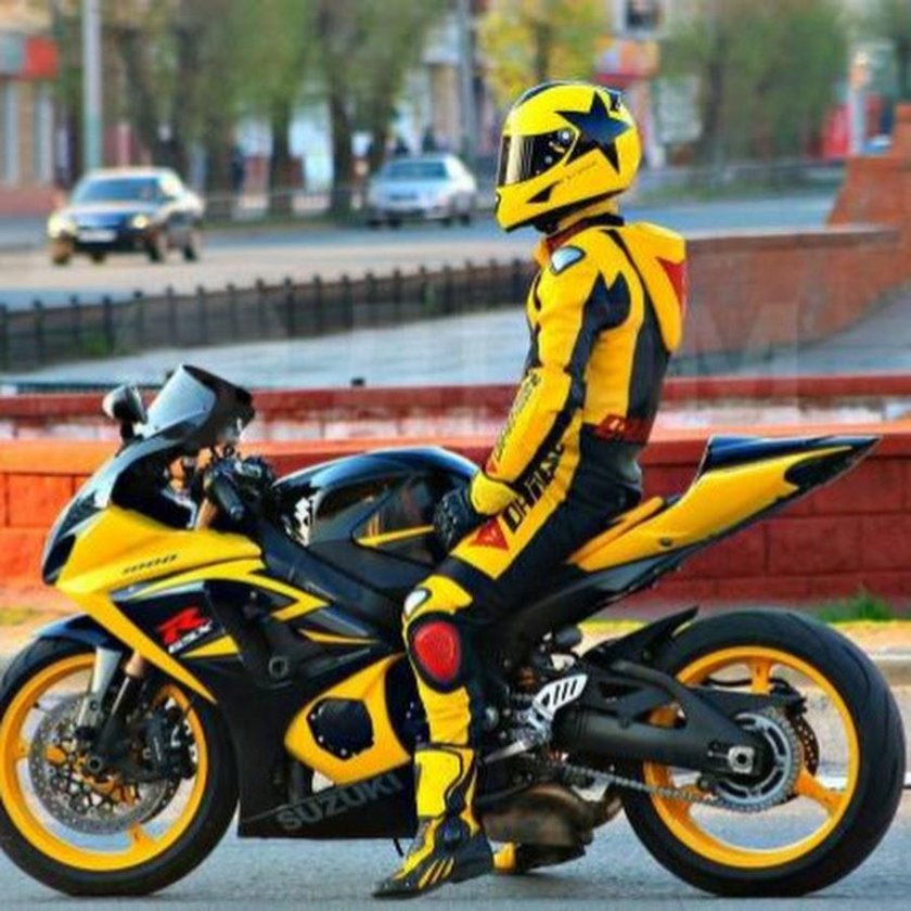 Желто черный мотоцикл