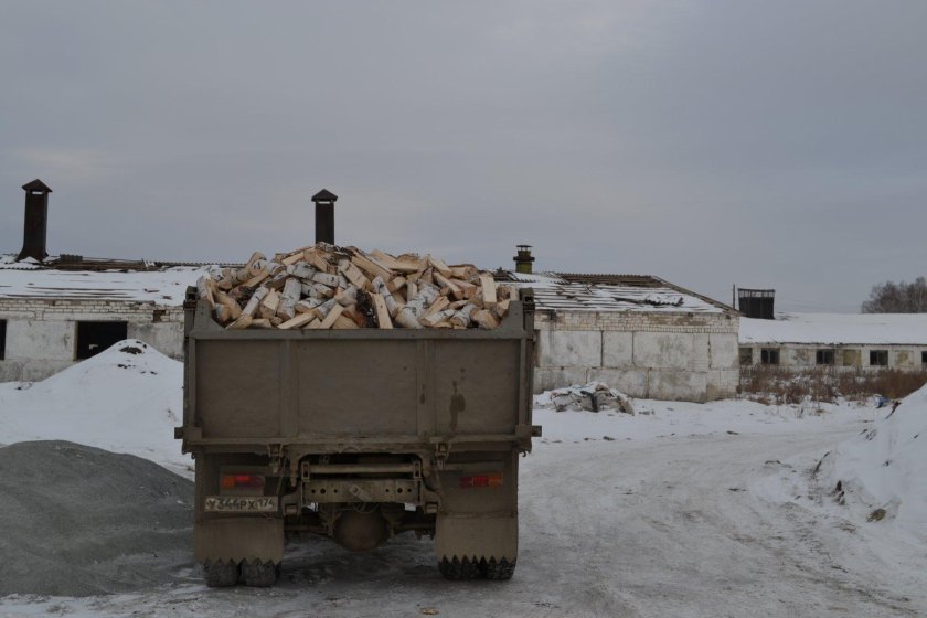 131 ЗИЛ выгрузил дрова