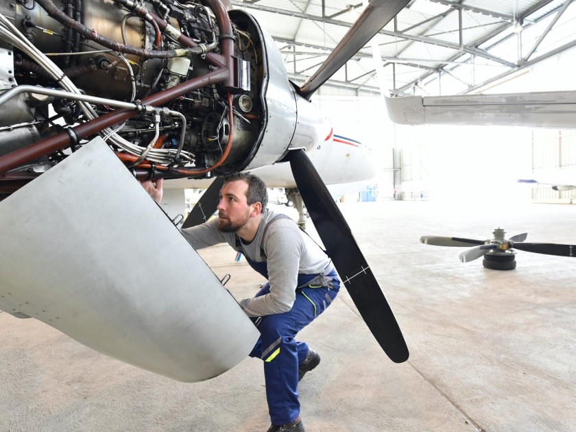 Самолет в ангаре