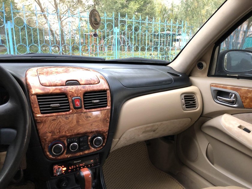 Nissan Almera 2005 салон