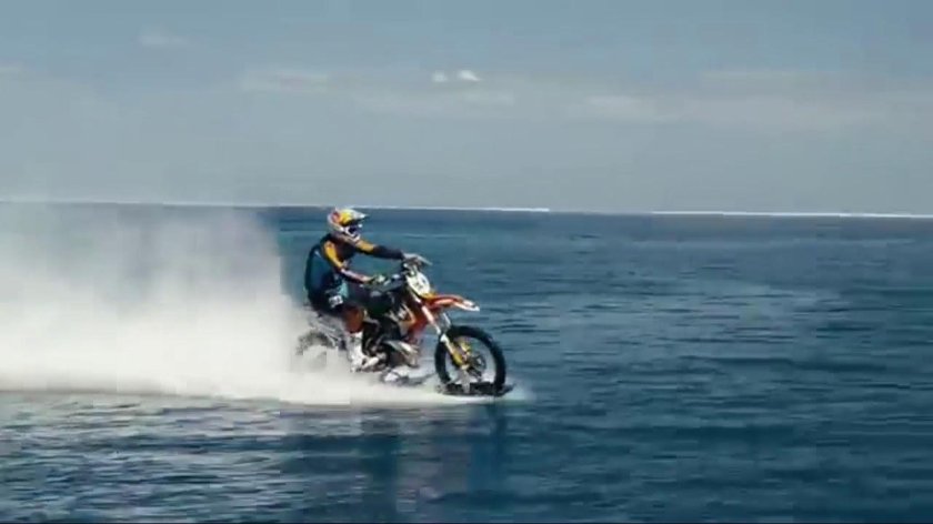 Мотоцикл едет по воде