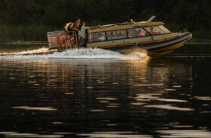 Катер для путешествий по реке