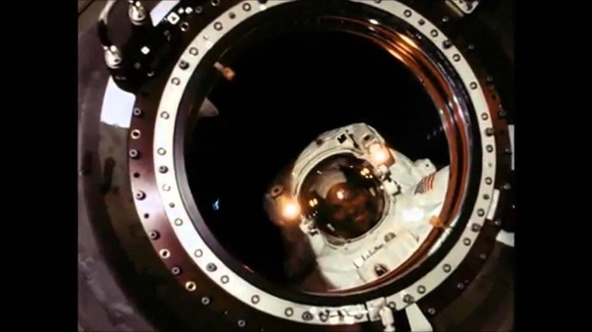 Космонавт МКС иллюминатор