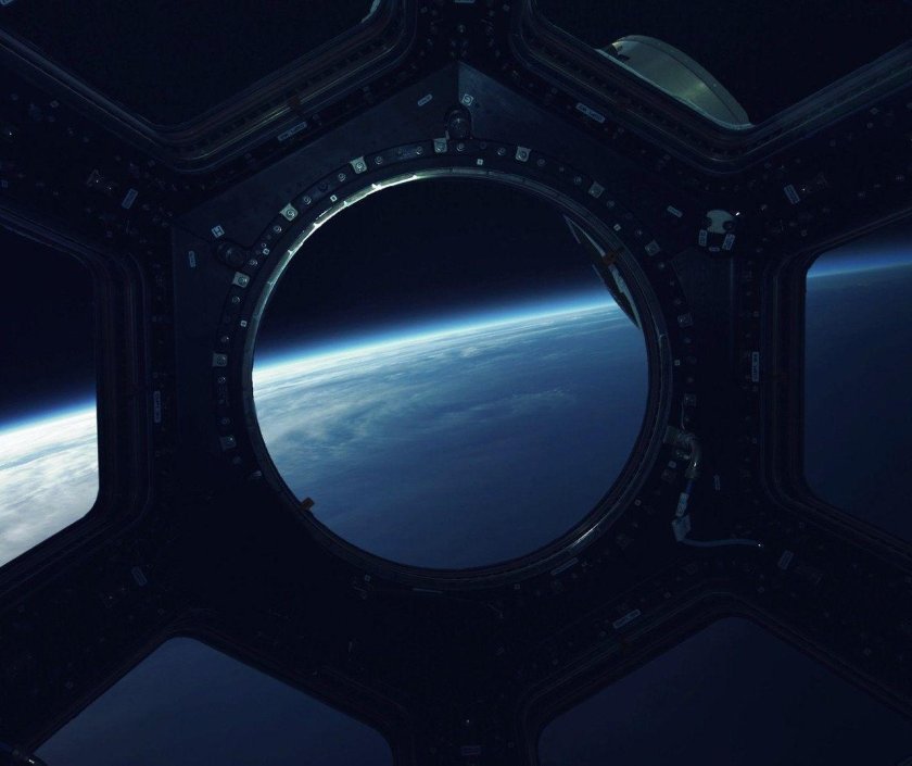 Иллюминатор МКС изнутри