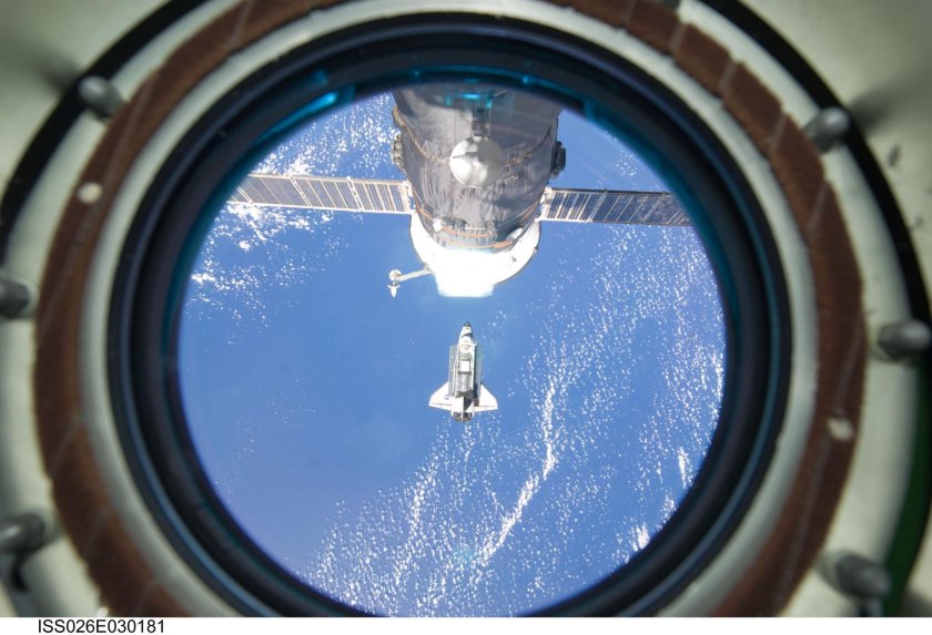 Иллюминатор космического корабля МКС