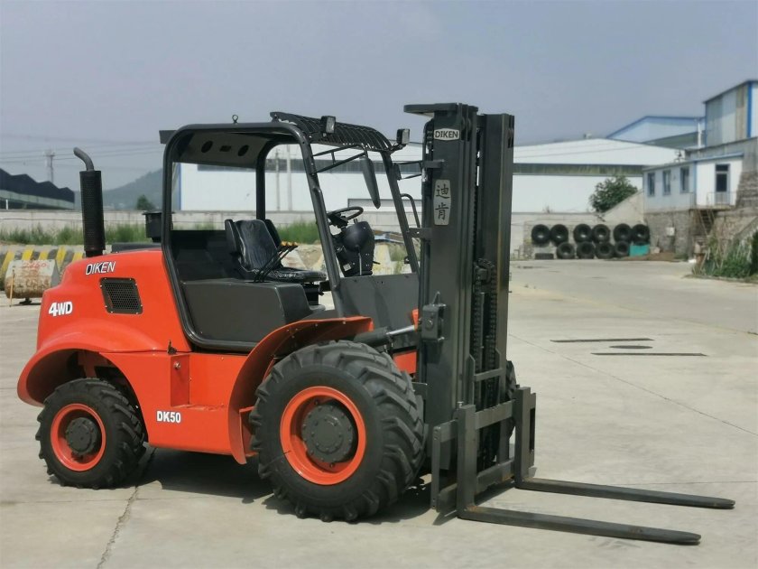 Полноприводный вилочный погрузчик