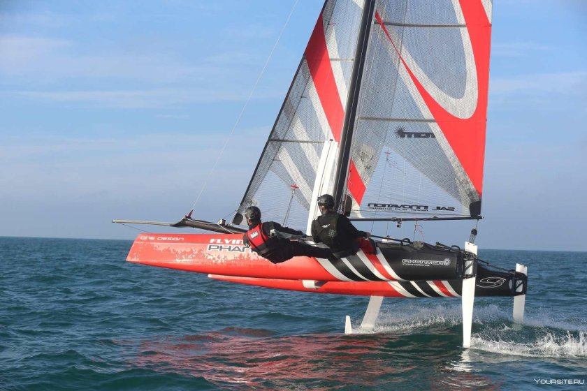 Глиссирующий парусный катамаран