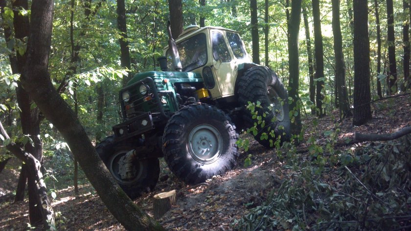 Трактор ЮМЗ 4х4