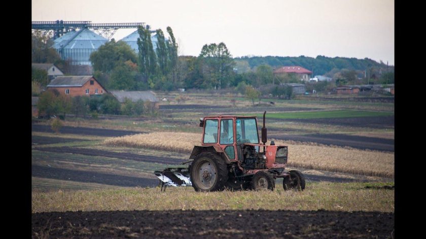 Трактор ЮМЗ 6 пахота