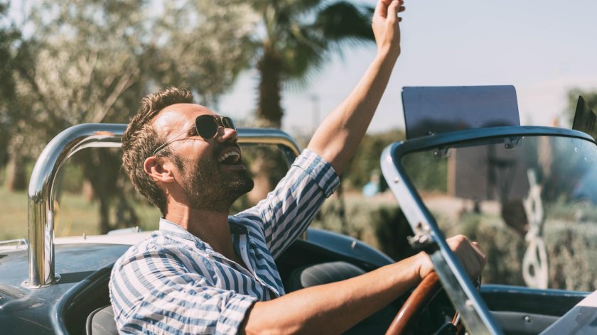 Человек за рулем кабриолета