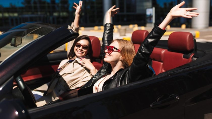 Подруги в машине