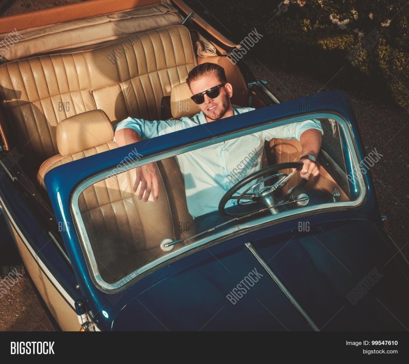 Мужчина в кабриолете