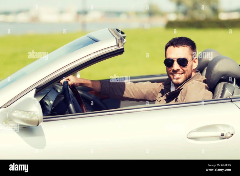 Мужчина в кабриолете