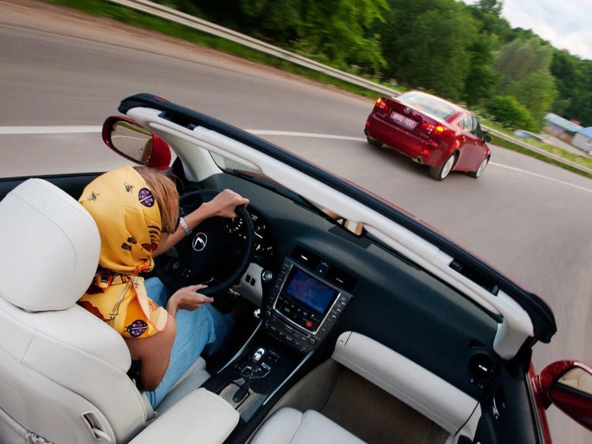 Девушка в кабриолете