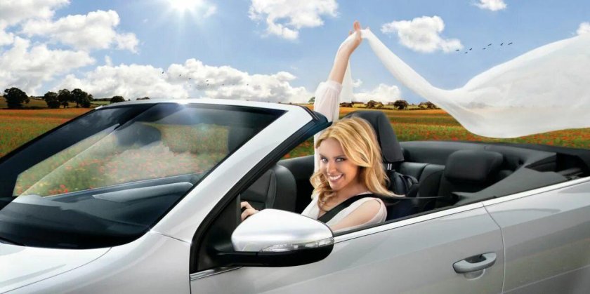 Девушка едет в кабриолете