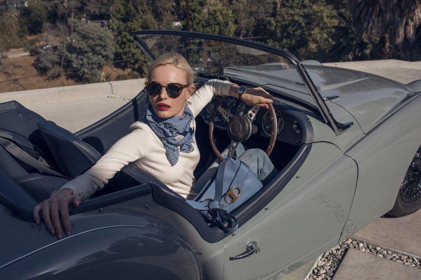 Блондинка в кабриолете