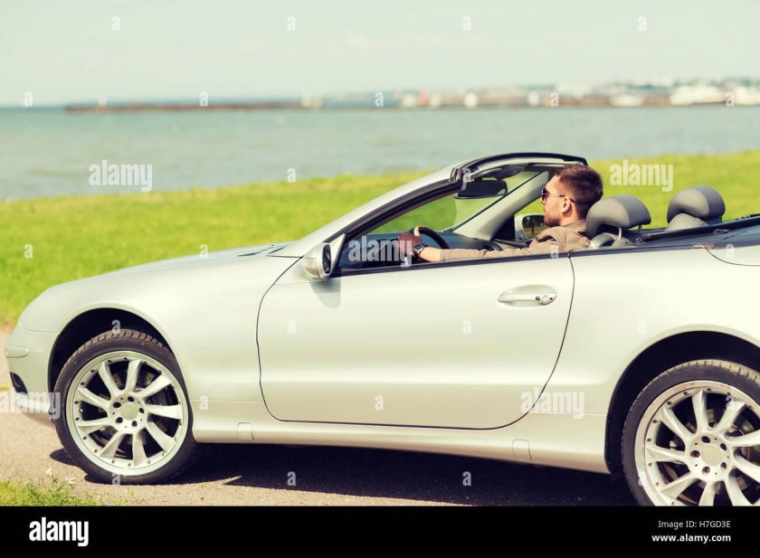 Мужчина в кабриолете