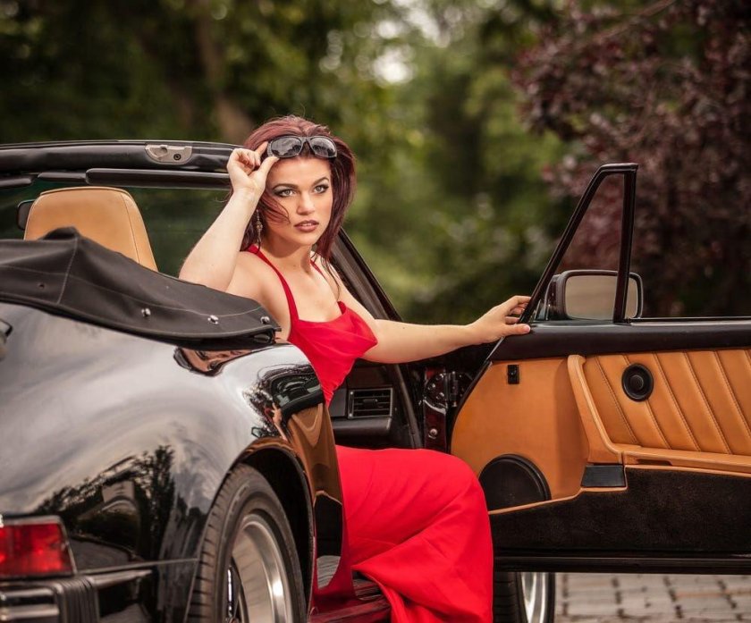 Женщина в кабриолете