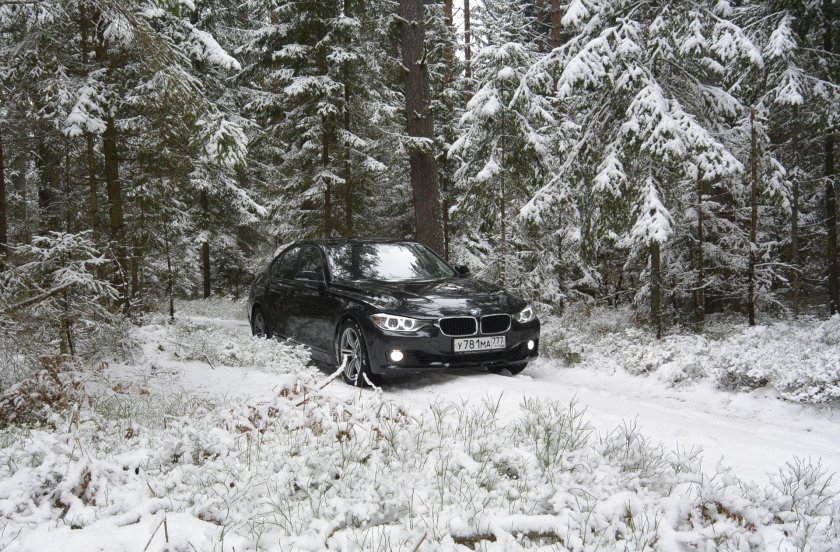 Машина в зимнем лесу