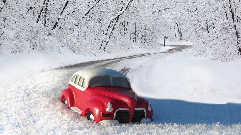 Машина на заснеженной дороге