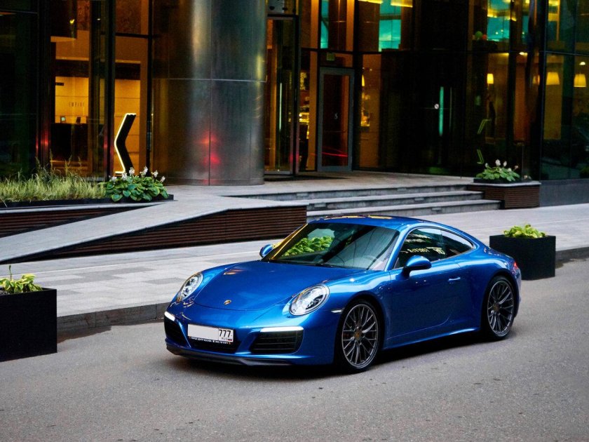 Синий Porsche 911 Carrera s