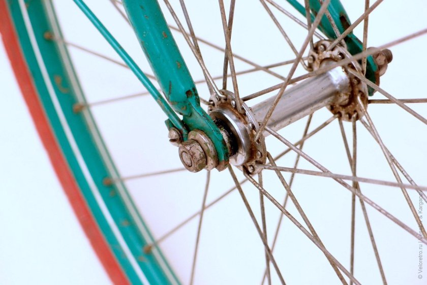 Проволока на спицах велосипеда