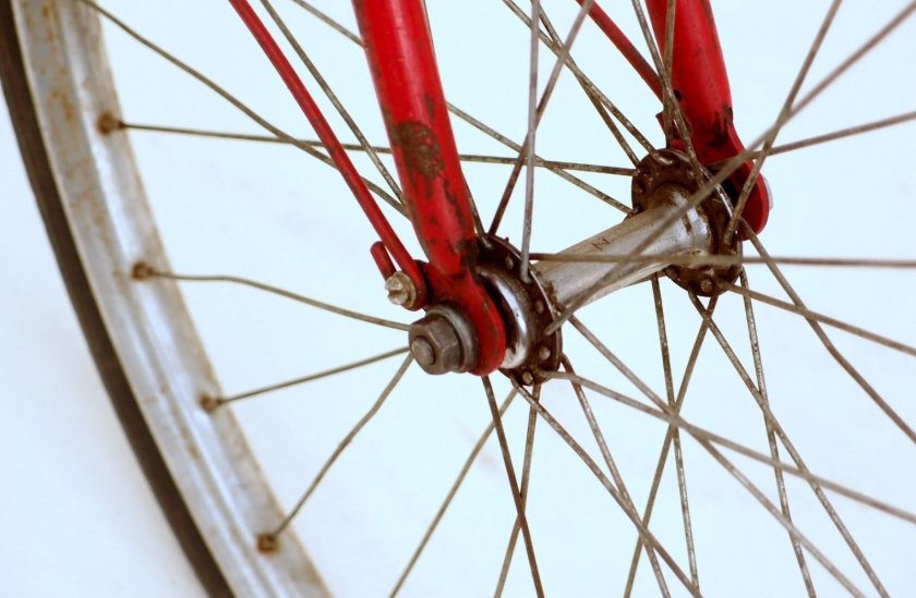 Проволока на спицах велосипеда