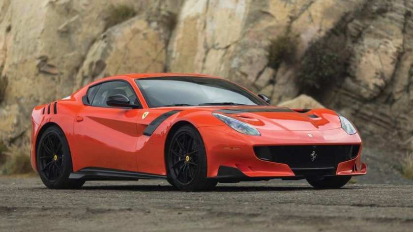 Ferrari f12 TDF красная