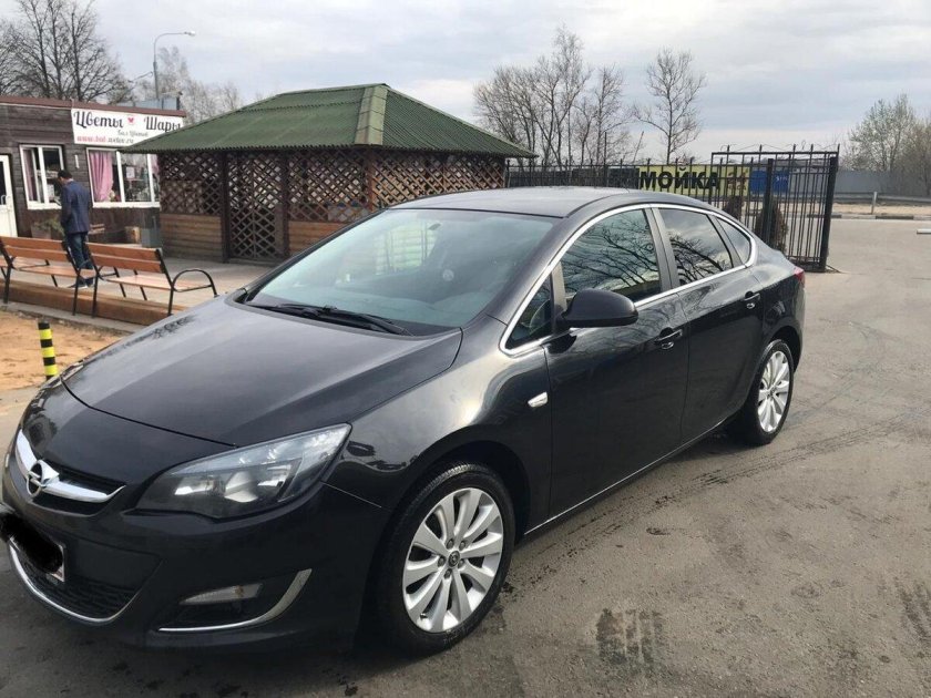 Опель Астра седан 2013 черная