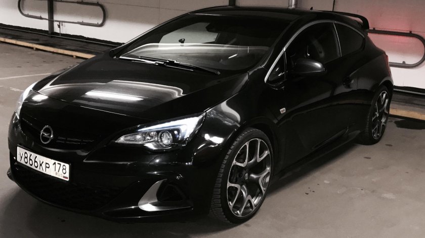 Opel Astra черная
