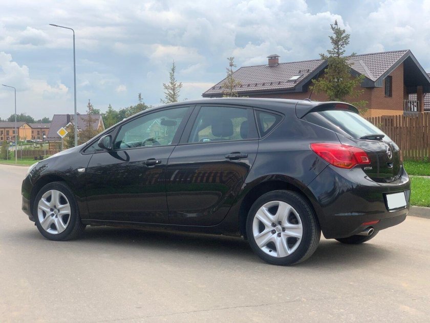 Опель Астра 2012 черная