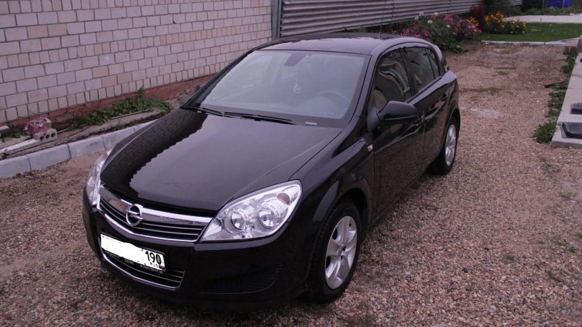 Opel Astra черная